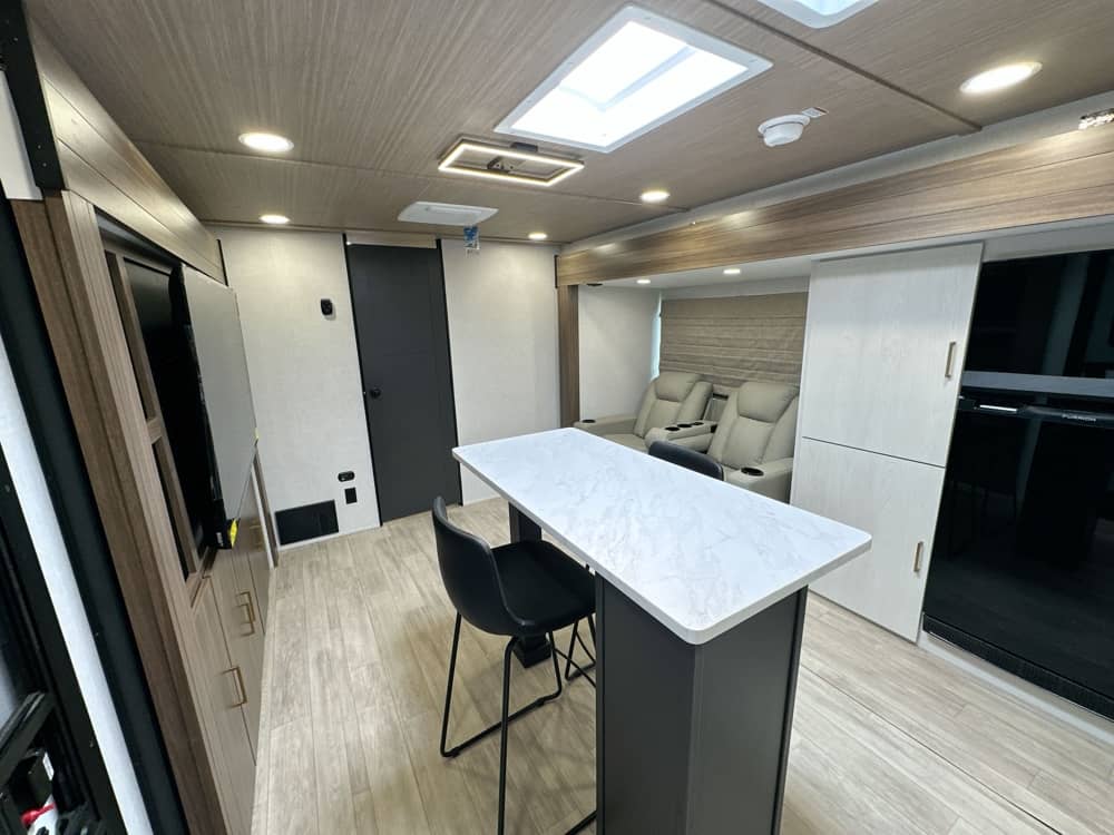 FOREST RIVER VIBE 2500FIK