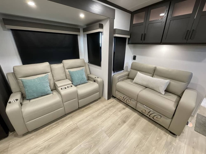 FOREST RIVER ROCKWOOD SIGNATURE 8332SB
