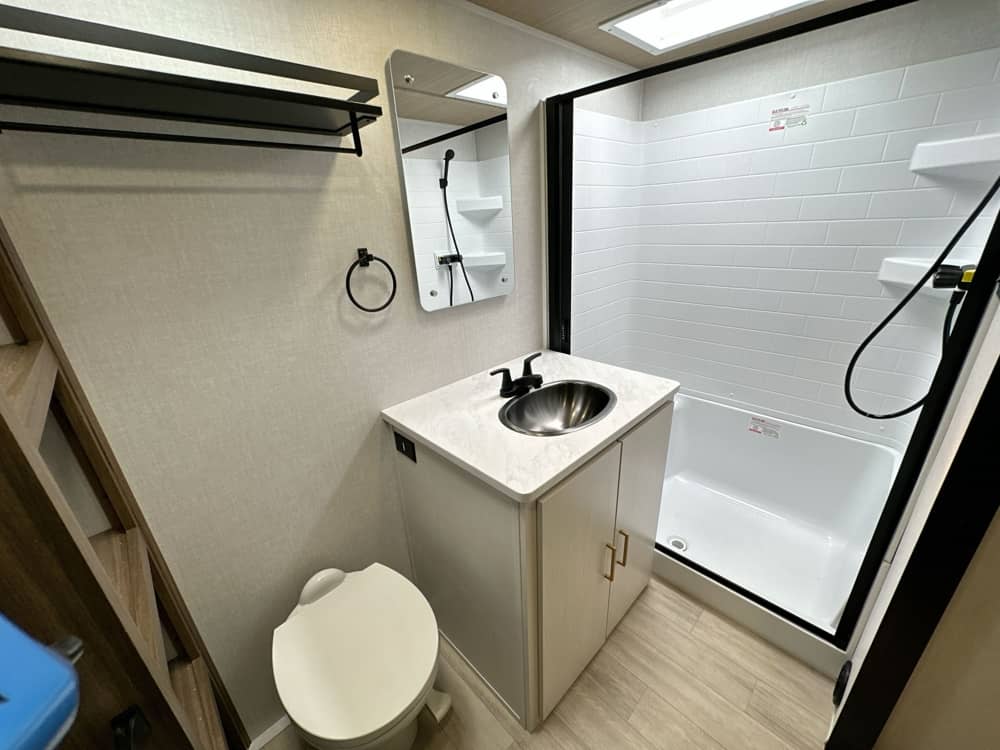 FOREST RIVER VIBE 2500FIK