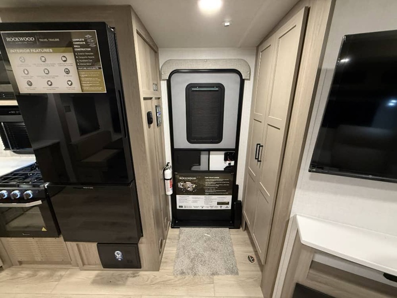 FOREST RIVER ROCKWOOD ULTRA LITE 2608BS